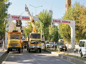 12 Eylül darbecilerinin Siirt'e astığı tabela kaldırıldı