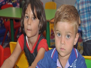 Öğrenciler sınıfta aileler nöbette