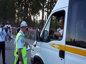 Polis okul servislerini denetledi