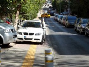 Engelli Yollarına Park Edilen Araçlar Tepki Çekiyor