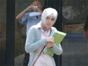 Başörtüsü yasakçısı hocaya hapis cezası