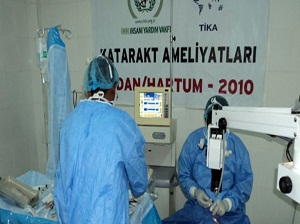 Türk Doktorlardan el feneriyle göz ameliyatı