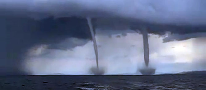 Okyanusta ikiz hortum suyu bulutlara depoluyor