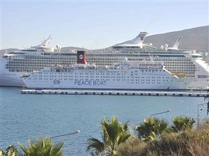 Barış Gemisi  Kuşadası'nda