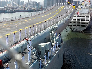 Çin'in ilk uçak gemisi donanmaya teslim edildi