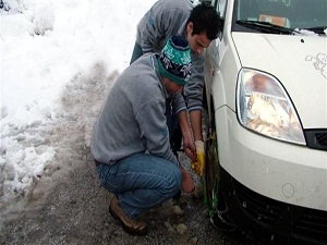 Yolda kalan tatilciler ekmek kapısı oldu