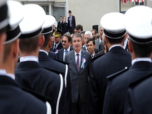80 polis meslekten men edildi