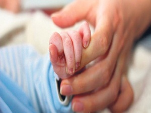 Konuşma problemini önlemek için bebeğinize hikayeler okuyun