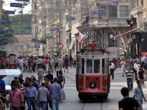 İstiklal Caddesi'ne zemin düzenlemesi