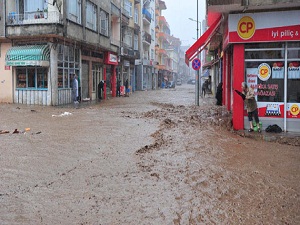 Trabzon ve Rize sele teslim