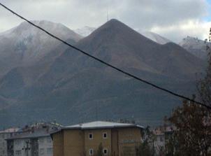 Erzurum'a mevsimin ilk karı düştü