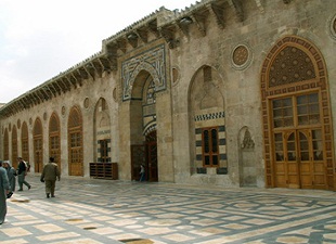 Halep'te tarihi cami yakıldı