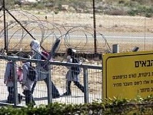 İsrail Filistinli çocukları aşağılıyor