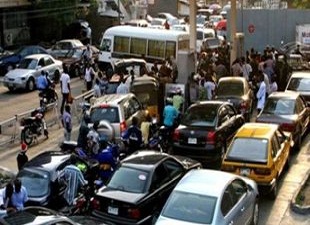 Petrol zengini ama benzin kuyruğunda