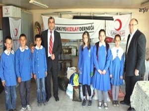 Kızılay'dan ilköğretim öğrencilerine bayram kıyafeti