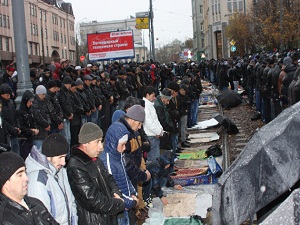 Moskova'da Müslümanlar camilere sığmadı