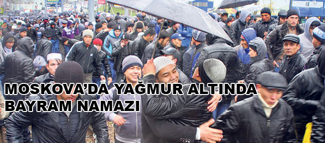 Moskova’da yağmur altında bayram namazı