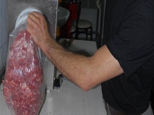 Et satışı azalınca, kıyma çekerek para kazanıyorlar