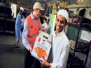 Bangladeşli kimsesizlerin yüzünü güldürdüler