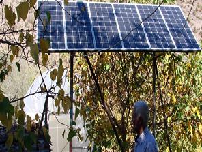 Güneşten elektrik üretti 10 evi faturadan kurtardı