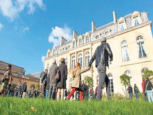 Beni halk seçti’ diyerek sarayının kapısını açtı