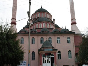 Yeşil cami pembe oldu cemaat patladı!