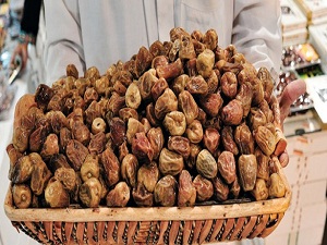 Hacılar, dönüş öncesi hurma alıyor