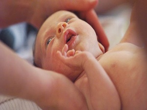 Bebekleri mevsim şartlarına göre banyo yaptırın