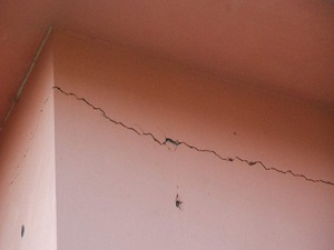 Okul duvarlarında korkutan çatlaklar