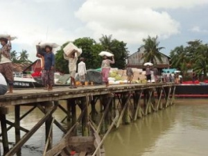 Myanmar'da 110 bin kişi evinden oldu