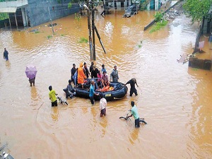 Hindistan'da seller kamyon ve evleri yuttu