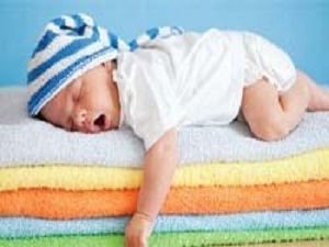 Yanında oturup uyutun