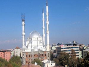 Caminin minareleri Ermenistan'dan görülecek