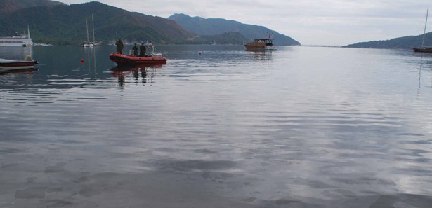 Marmaris'te denizin üzeri mazotla kaplandı