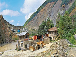 Terkedilen taş ocakları Karadeniz’i karartıyor