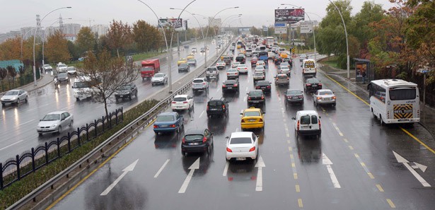 Etkili olan yağış, trafiği felç etti