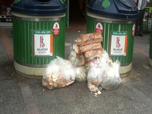 Çöpe atılan ekmekler vatandaşların tepkisi çekti