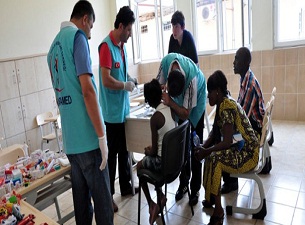 Türk hekimleri Kongo'da yaraları sardı