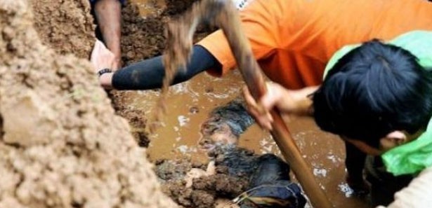 Endonezya'da toprak kayması: 10 ölü, 20 kayıp