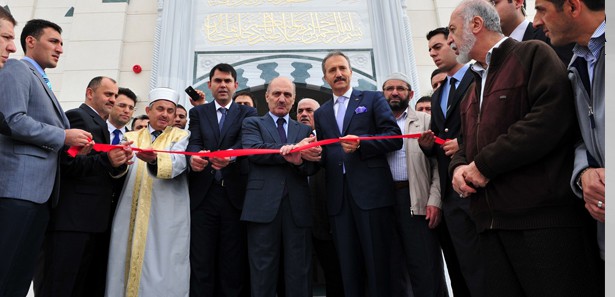 İstanbul'da yapılan Hz. Osman Camii ibadete açıldı