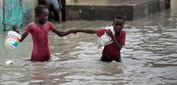 Sel mağduru Haitililer evsiz kaldı