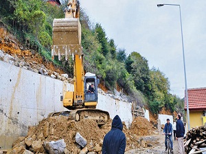 Yol çalışması, evlerde derin yarıklar oluşturdu