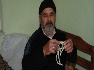 Gözleri görmeyen yaşlı adam tesbih yapıyor
