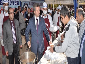 Cuma namazı çıkışında aşure ikram edildi
