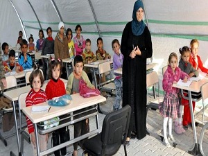 Suriyeli çocuklara sınıf çadırda eğitim