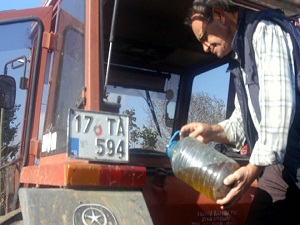 Aracında mazot yerine zeytinyağı kullanıyor