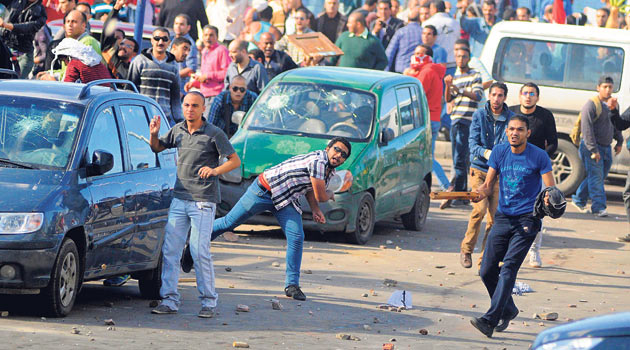 Mursi yetkilerini artırdı, muhalifler sokakta