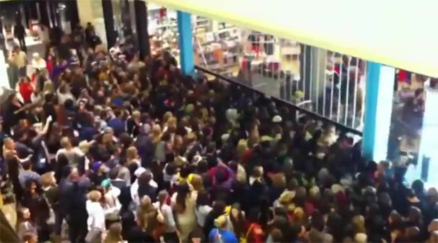 Alışveriş yapmak için birbirlerini ezdiler