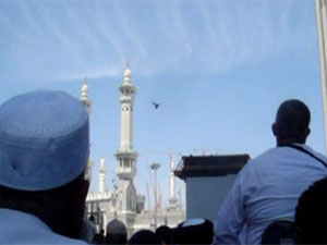 Kabe üzerindeki bulutlarda kelime-i tevhid yazısı