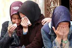 Başörtülüyse hemen ihraç et